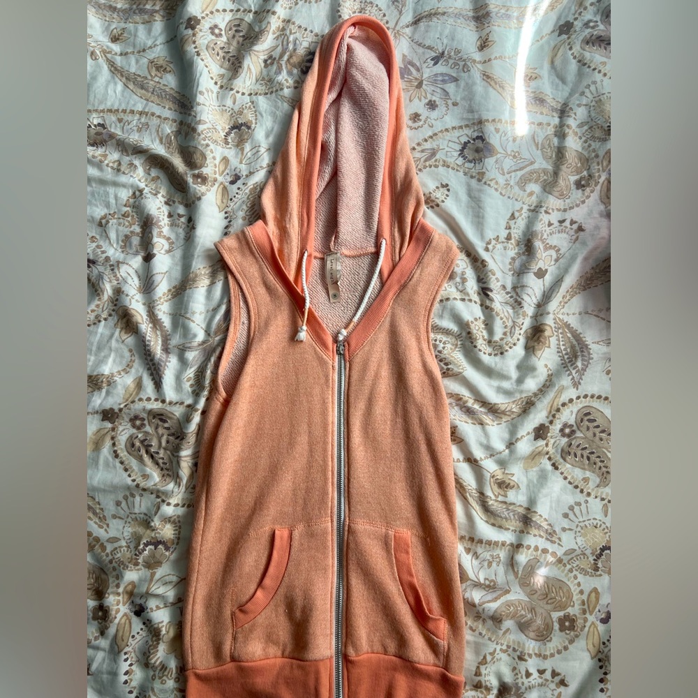 Sleeveless Zipper jacket with a hoodie and two pockets
